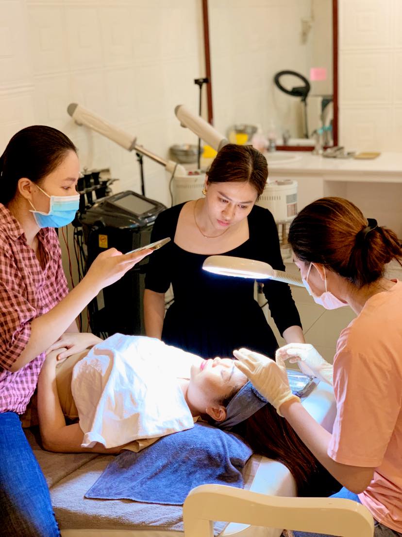 Spa trị mụn uy tín tại Cần Thơ khẳng định vai trò của chuyên gia trong việc điều trị mụn viêm, sử dụng phương pháp trị mụn hiệu quả để chăm sóc da mụn, giúp bệnh nhân lấy lại sự tự tin.