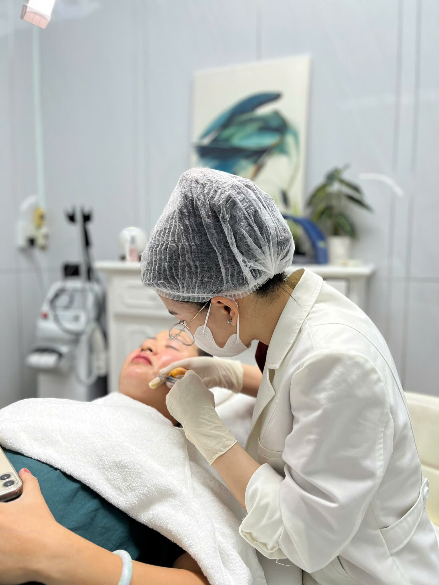 Ảnh minh họa về kỹ thuật tiêm BAP tại Cần Thơ, được thực hiện bởi đội ngũ bác sĩ giỏi Cần Thơ tại Lona Skin Lab, là một hình ảnh tiêu biểu trong dịch vụ thẩm mỹ Cần Thơ của phòng khám da liễu Cần Thơ.