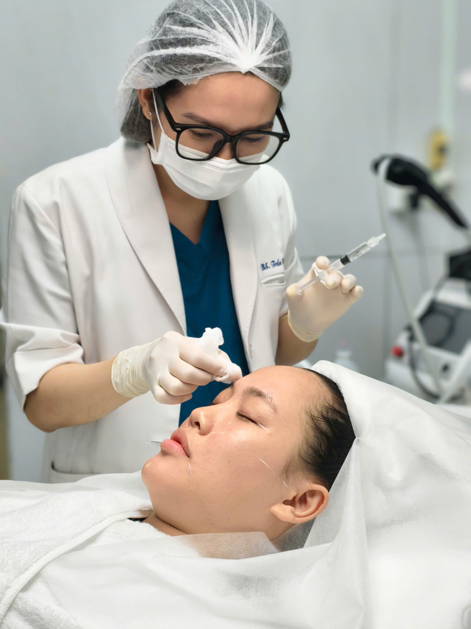 Hình ảnh này phản ánh quá trình tiêm BAP tại Cần Thơ được thực hiện bởi bác sĩ giỏi Cần Thơ tại Lona Skin Lab, giúp nâng cao uy tín của dịch vụ thẩm mỹ Cần Thơ trong phòng khám da liễu Cần Thơ.