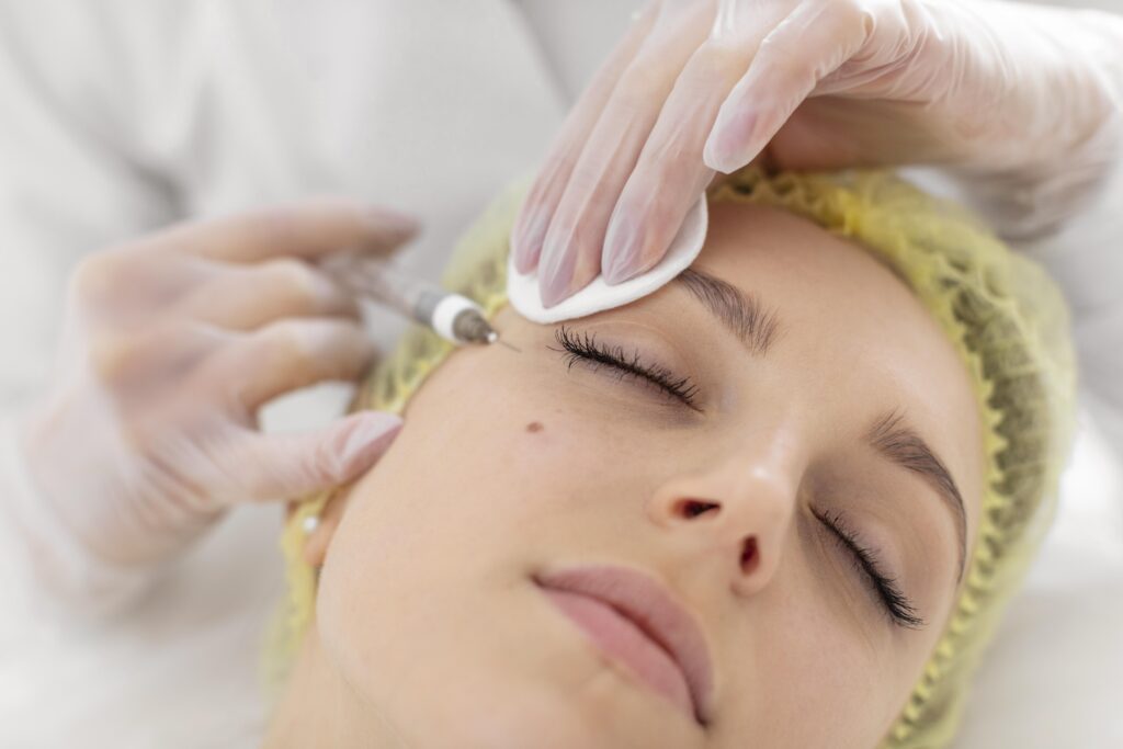 Trải qua quy trình tiêm nâng cơ mặt tại Cần Thơ, bác sĩ giỏi Lona Skin Lab thực hiện kỹ thuật căng da mặt không phẫu thuật, góp phần trẻ hóa da Cần Thơ và tạo uy tín cho thẩm mỹ viện uy tín Cần Thơ.