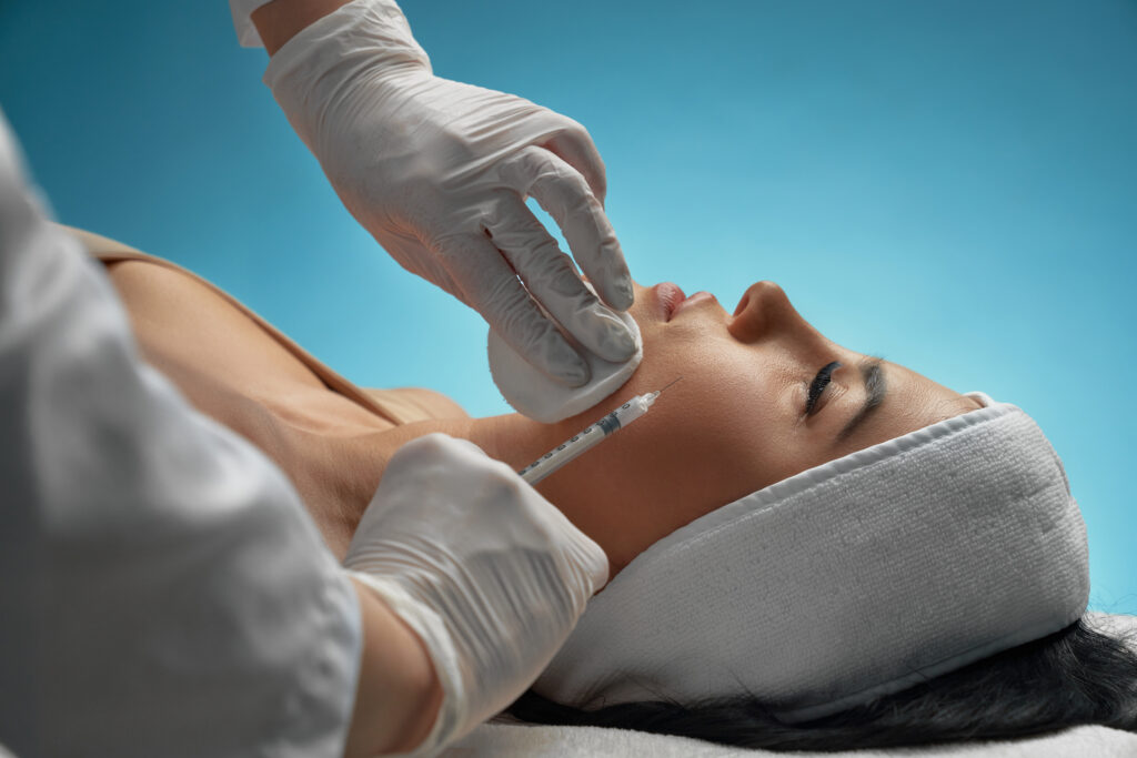 Với xóa nhăn đuôi mắt tại Cần Thơ tiên tiến, chuyên gia Lona ứng dụng tiêm Botox đuôi mắt, giúp trẻ hóa vùng mắt và cải thiện dịch vụ thẩm mỹ Cần Thơ cho sắc đẹp tự nhiên.