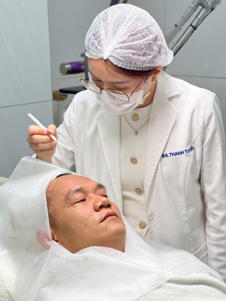 Với tiêu chuẩn botox xóa nhăn động tại Cần Thơ tiên tiến, Lona Skin Lab tự hào có những bác sĩ giỏi Cần Thơ chuyên thực hiện Botox xóa nhăn động Cần Thơ, đảm bảo tiêm Botox an toàn và cung cấp dịch vụ thẩm mỹ Cần Thơ đạt chuẩn quốc tế.