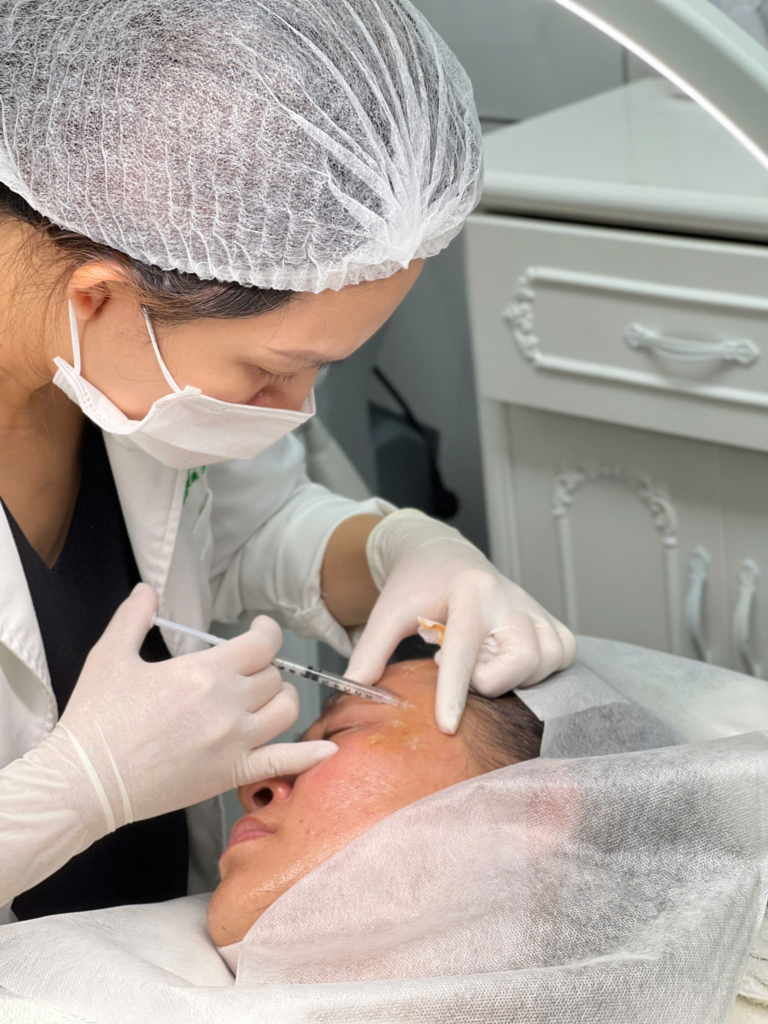 Hình ảnh thể hiện quy trình tiêm botox thon gọn hàm tại Cần Thơ với sự hỗ trợ của bác sĩ giỏi tiêm botox Cần Thơ.