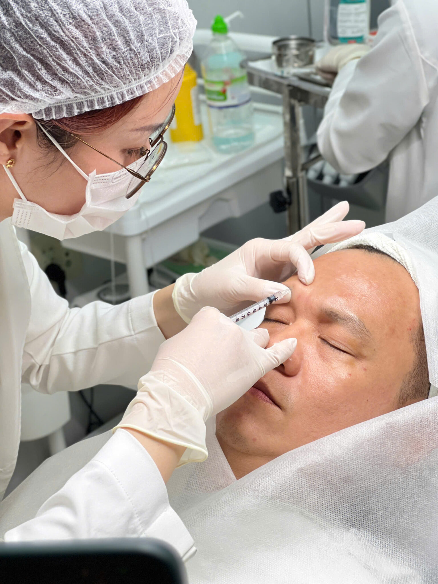 Ảnh minh hoạ chi tiết giai đoạn trước sau khi tiêm botox tại Cần Thơ tại Lona Skin Lab, phản ánh dịch vụ tiêm botox Cần Thơ chuyên nghiệp và tiêm botox an toàn Cần Thơ do đội ngũ bác sĩ giỏi tiêm botox Cần Thơ thực hiện.