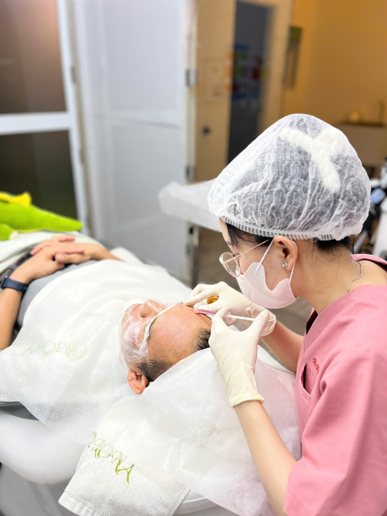 Hiệu quả của tiêm Botox đuôi mắt trong xóa nhăn đuôi mắt Cần Thơ được chuyên gia Lona chứng minh qua quy trình trẻ hóa vùng mắt, khẳng định tiêu chuẩn dịch vụ thẩm mỹ Cần Thơ.