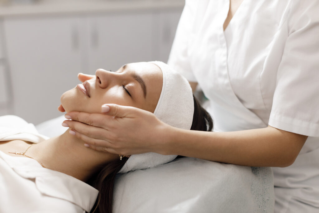 Quy trình chăm sóc da yếu này, được áp dụng bởi spa Lona Cần Thơ, kết hợp cùng công nghệ tiêm HA tiên tiến, góp phần phục hồi da yếu tại Cần Thơ và chăm sóc da yếu một cách chuyên sâu, đảm bảo mang lại làn da mềm mại.