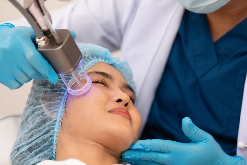 Bức ảnh này khắc họa review trị nám bằng laser chuyên sâu, phản ánh quy trình trị nám bằng laser tiên tiến được thực hiện tại Lona Skin Lab, mang lại hiệu quả trị nám bằng laser và đánh giá trị nám bằng laser uy tín, trong bối cảnh cảnh báo các tác dụng phụ trị nám bằng laser cần chú ý.