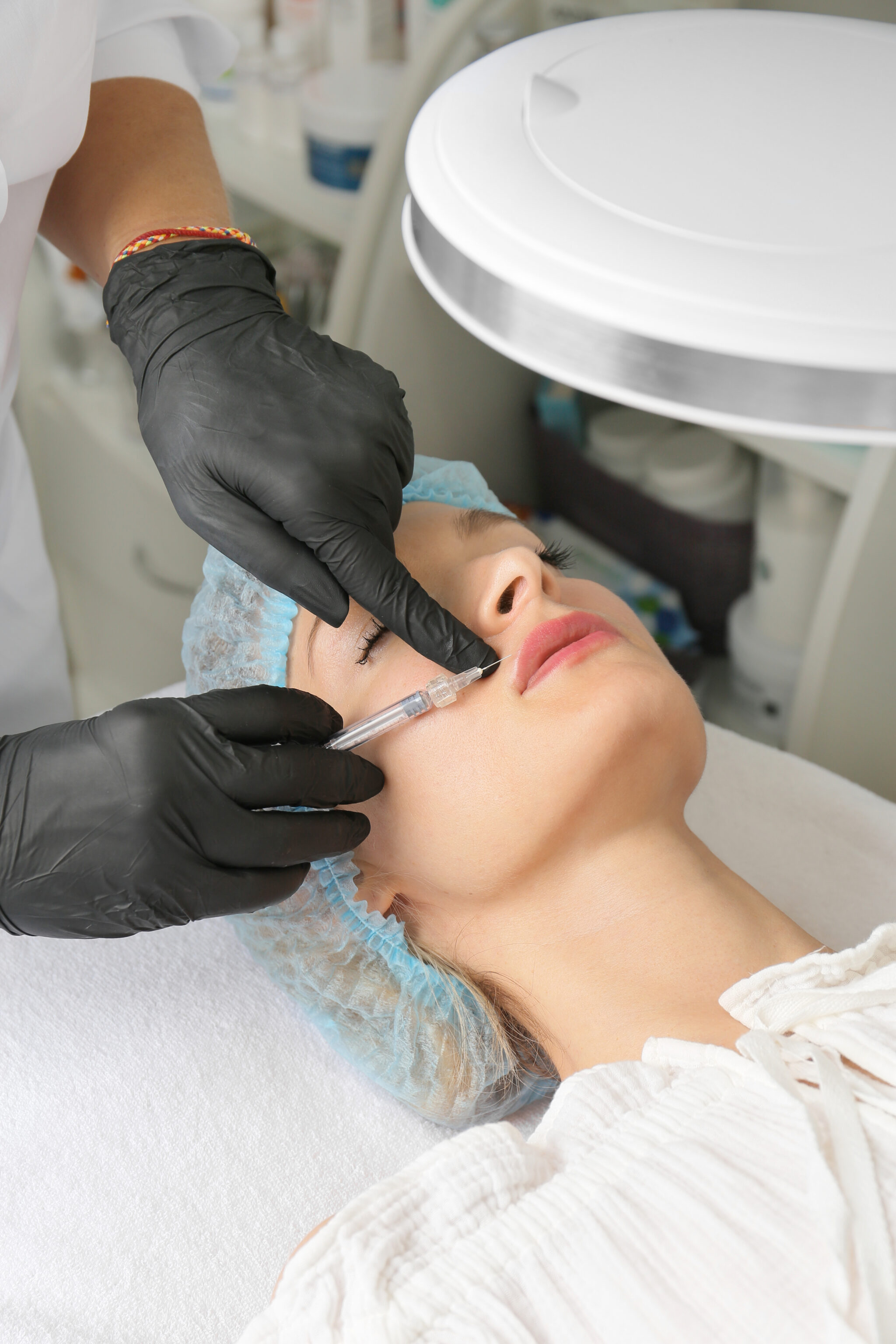 Dịch vụ tiêm filler Cần Thơ tại Lona Skin Lab, được thực hiện bởi các bác sĩ giỏi tiêm filler Cần Thơ, đảm bảo mang đến trải nghiệm thẩm mỹ tối ưu và tự tin cho khách hàng.