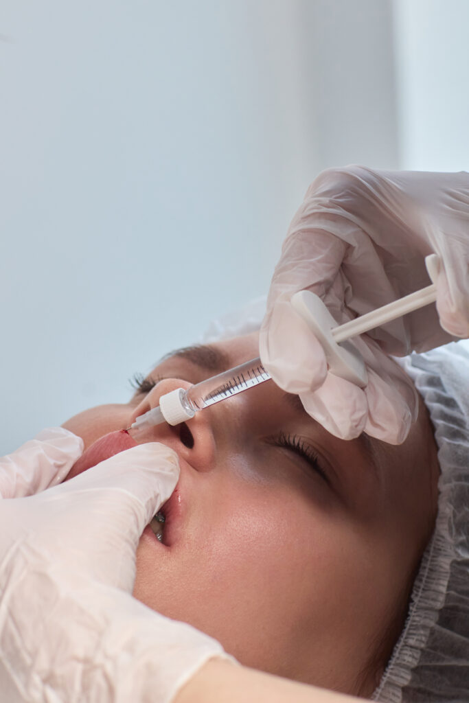 Tại Lona Skin Lab, thẩm mỹ viện uy tín Cần Thơ cung cấp dịch vụ tiêm filler Cần Thơ tiên tiến, cam kết chất lượng an toàn cao với sự hỗ trợ tận tâm từ các bác sĩ giỏi tiêm filler Cần Thơ.