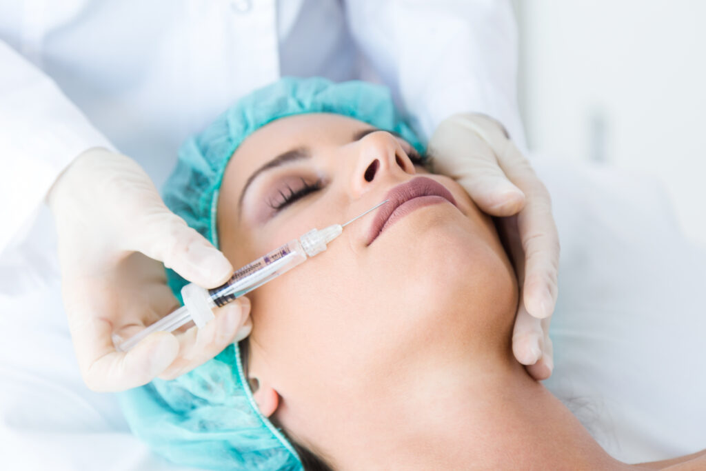 Được thực hiện tại Lona Skin Lab, quy trình tiêm filler tại Cần Thơ sử dụng dịch vụ tiêm filler Cần Thơ chuyên nghiệp, đảm bảo sự an toàn tuyệt đối và hỗ trợ bởi các bác sĩ giỏi tiêm filler Cần Thơ trong một thẩm mỹ viện uy tín Cần Thơ.