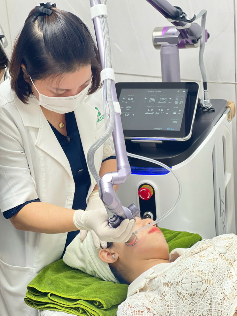 Qua liệu trình bắn laser trị nám, thời gian trị nám bằng laser được tối ưu cùng hiệu quả trị nám laser, khẳng định bắn laser trị nám là giải pháp tiên tiến và hỗ trợ chăm sóc da sau laser tại Lona Skin Lab trị nám.