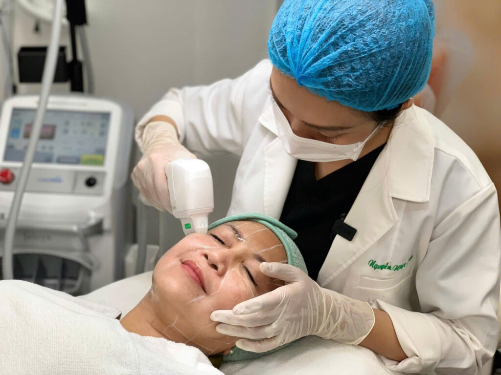 Qua bức ảnh, ta thấy HIFU nâng cơ tại Cần Thơ là minh chứng cho sự chuyên nghiệp của Lona Skin Lab, với Hifu nâng cơ Cần Thơ kết hợp công nghệ Hifu tiên tiến.
