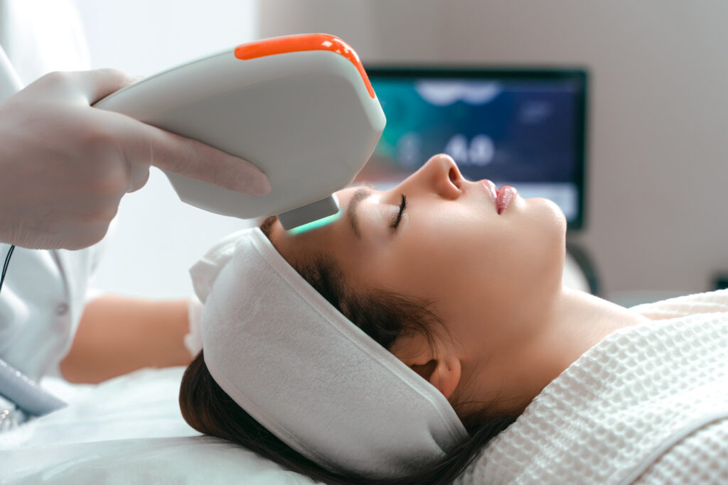 Hình chụp quy trình nâng cơ mặt không xâm lấn tại Cần Thơ với công nghệ HIFU Cần Thơ, do bác sĩ giỏi Lona Skin Lab hướng dẫn, đảm bảo nâng cơ mặt không xâm lấn và trẻ hóa da không phẫu thuật.