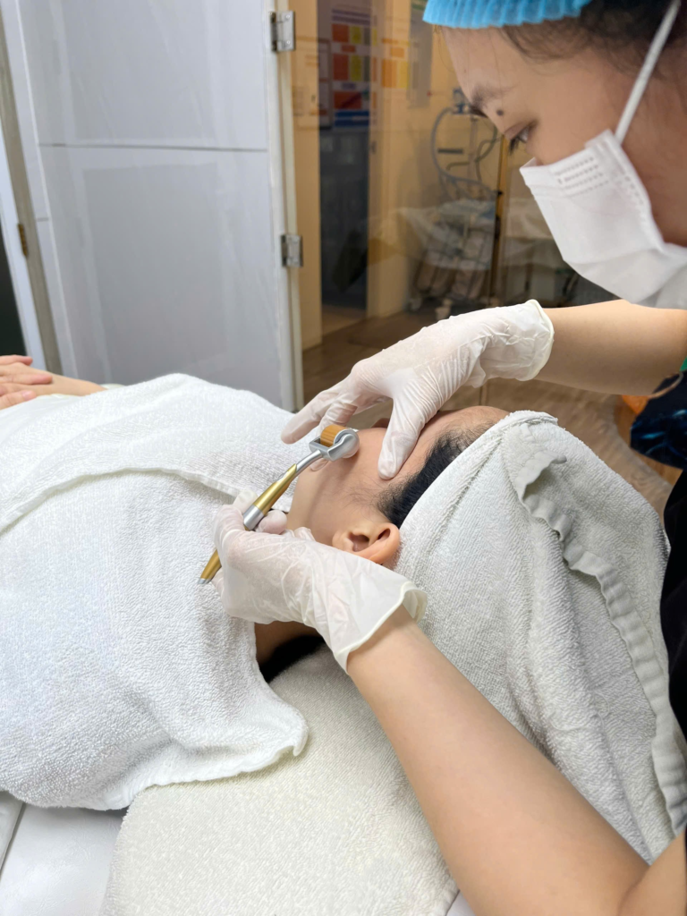 Bức ảnh thể hiện HIFU nâng cơ tại Cần Thơ qua Hifu nâng cơ Cần Thơ, với sự cam kết và tay nghề của bác sĩ giỏi nâng cơ tại Lona Skin Lab, giúp trẻ hóa da Cần Thơ nhờ công nghệ Hifu hiện đại.