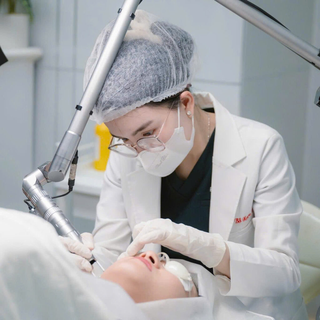 Qua khuôn mặt sau khi bắn laser được ghi nhận trong hình ảnh này, quy trình chăm sóc da sau laser được áp dụng song song với lời khuyên từ Lona Skin Lab nhằm tối ưu phục hồi da sau laser và đảm bảo chăm sóc da sau điều trị laser đạt chuẩn.