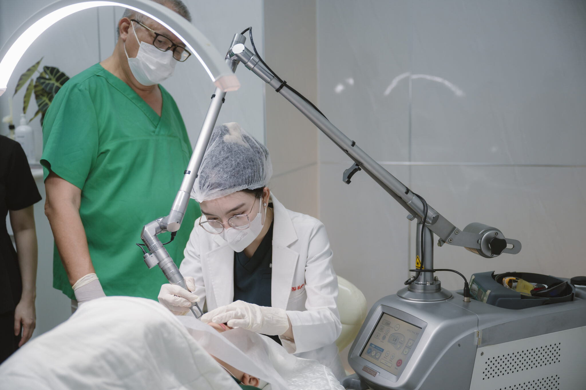 Ảnh chụp góp phần review trị nám bằng laser, cho thấy cách trị nám bằng laser được áp dụng tại Lona Skin Lab, với sự đánh giá trị chúng giúp ghi nhận hiệu quả trị nám bằng laser ấn tượng và kiểm tra kỹ lưỡng các tác dụng phụ trị nám bằng laser.