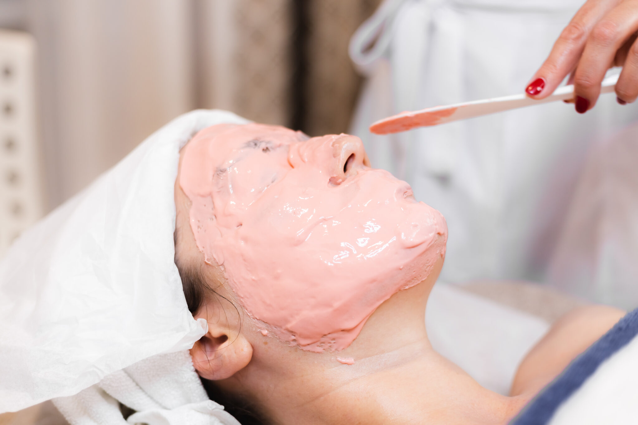 Hình ảnh đắp mặt nạ trong liệu trình trị nhăn da tại Cần Thơ của chuyên gia Lona minh họa sự kết hợp giữa trị nhăn da và chăm sóc da, đồng thời hỗ trợ quá trình chống lão hóa da.