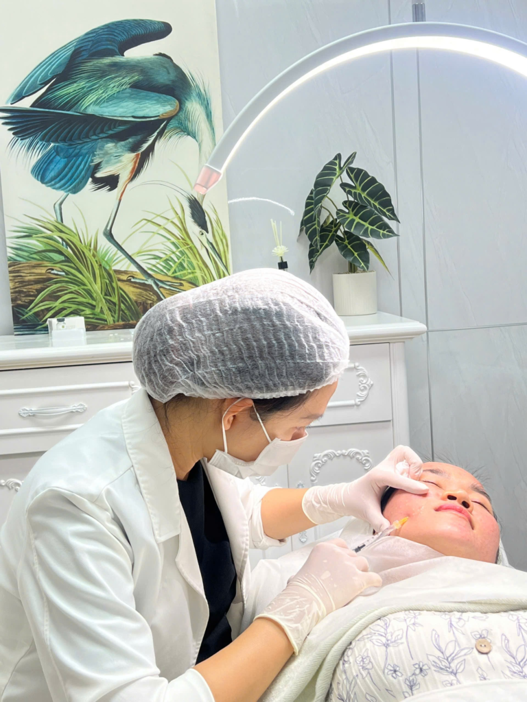 Quy trình tiêm meso tại Cần Thơ được thể hiện rõ qua hình ảnh, với sự hỗ trợ của bác sĩ giỏi Cần Thơ tại Lona Skin Lab, mang đến mesotherapy Cần Thơ và dịch vụ làm đẹp Cần Thơ chất lượng cao.