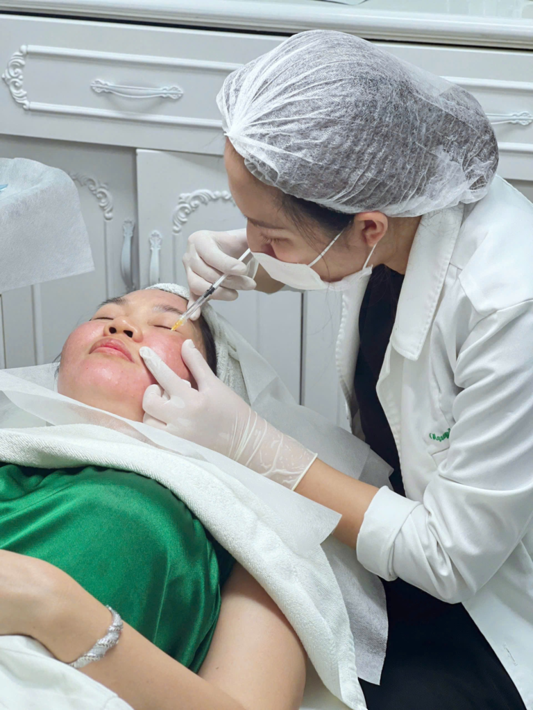 Hình minh họa phương pháp tiêm sáng da bằng meso tại Cần Thơ với sự tận tâm của đội ngũ Lona Skin Lab, thể hiện rõ hiệu quả của tiêm sáng da bằng meso và tiêm meso làm trắng da.