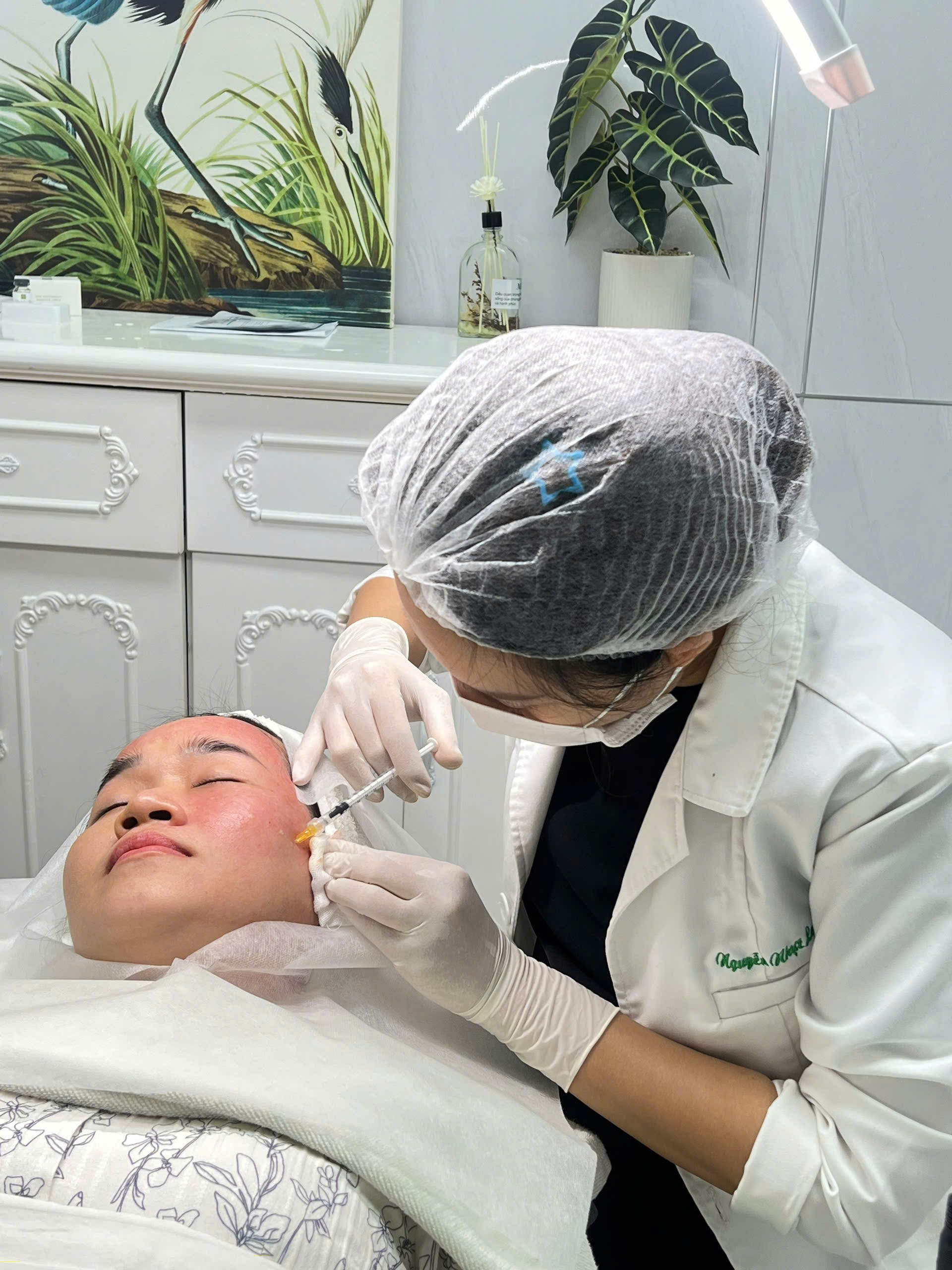 Hình ảnh meso09.png minh họa quy trình phục hồi da sau mụn tại Cần Thơ, cung cấp dịch vụ chăm sóc da sau mụn chuyên nghiệp tại Lona Home Spa Cần Thơ dưới sự giám sát của chuyên gia da liễu Cần Thơ, giúp đạt được trị mụn hiệu quả.