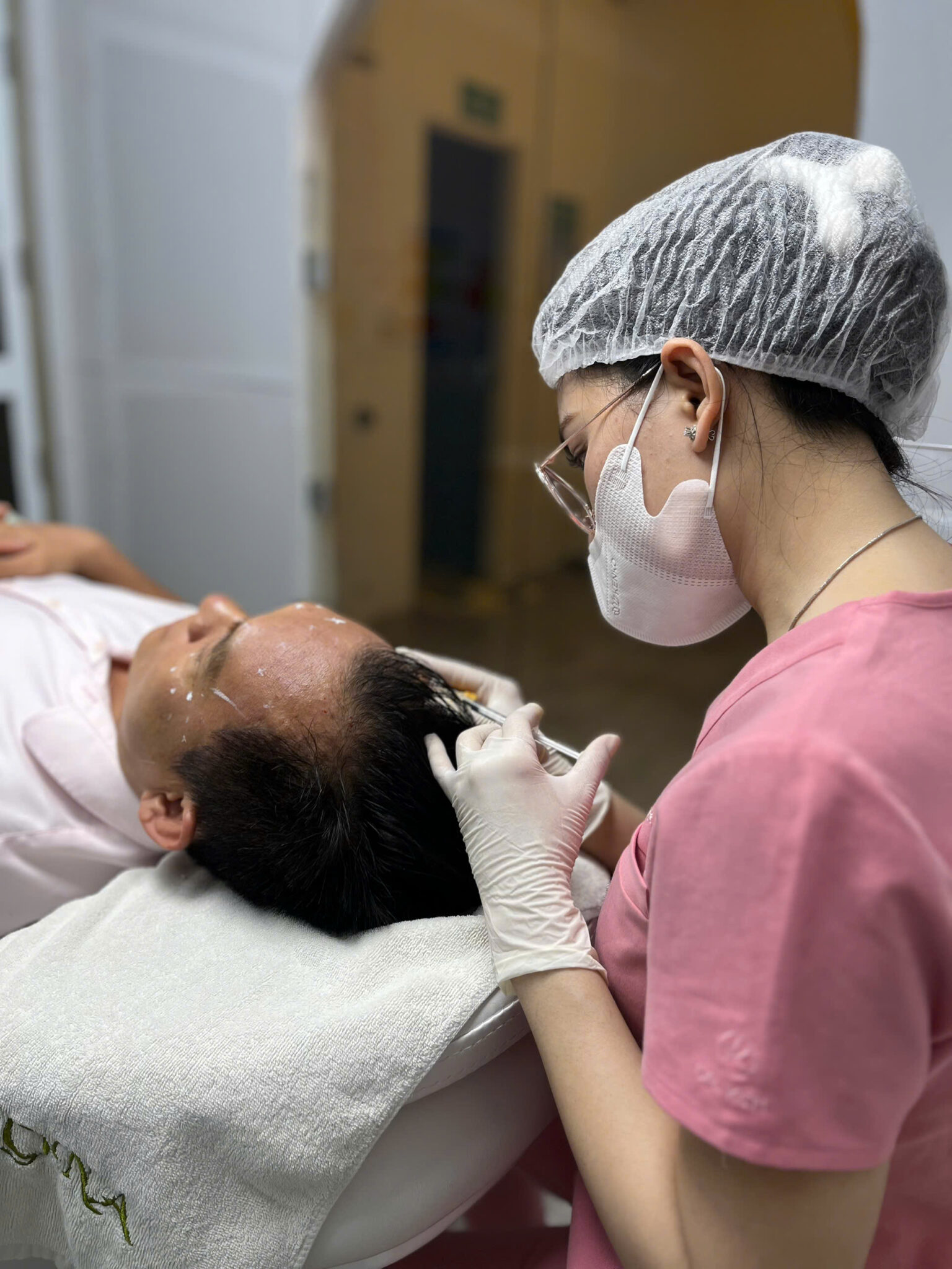 Hình ảnh thể hiện tiêm meso tóc tại Cần Thơ và tiêm meso tóc Cần Thơ theo phương pháp mesotherapy tóc, được chỉ đạo bởi chuyên gia Lona nhằm điều trị rụng tóc Cần Thơ và kích thích mọc tóc Cần Thơ.