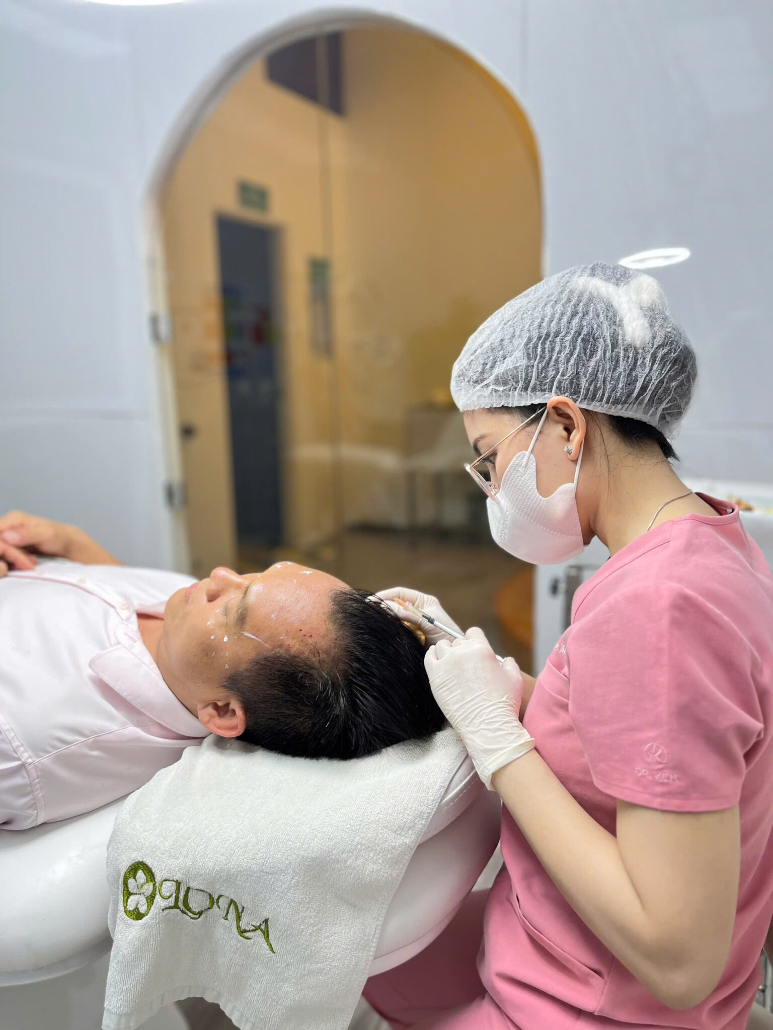 Qua hình ảnh này, chuyên gia Lona biểu diễn quy trình tiêm meso tóc tại Cần Thơ cũng như tiêm meso tóc Cần Thơ theo phương pháp mesotherapy tóc, góp phần điều trị rụng tóc Cần Thơ và kích thích mọc tóc Cần Thơ một cách an toàn.