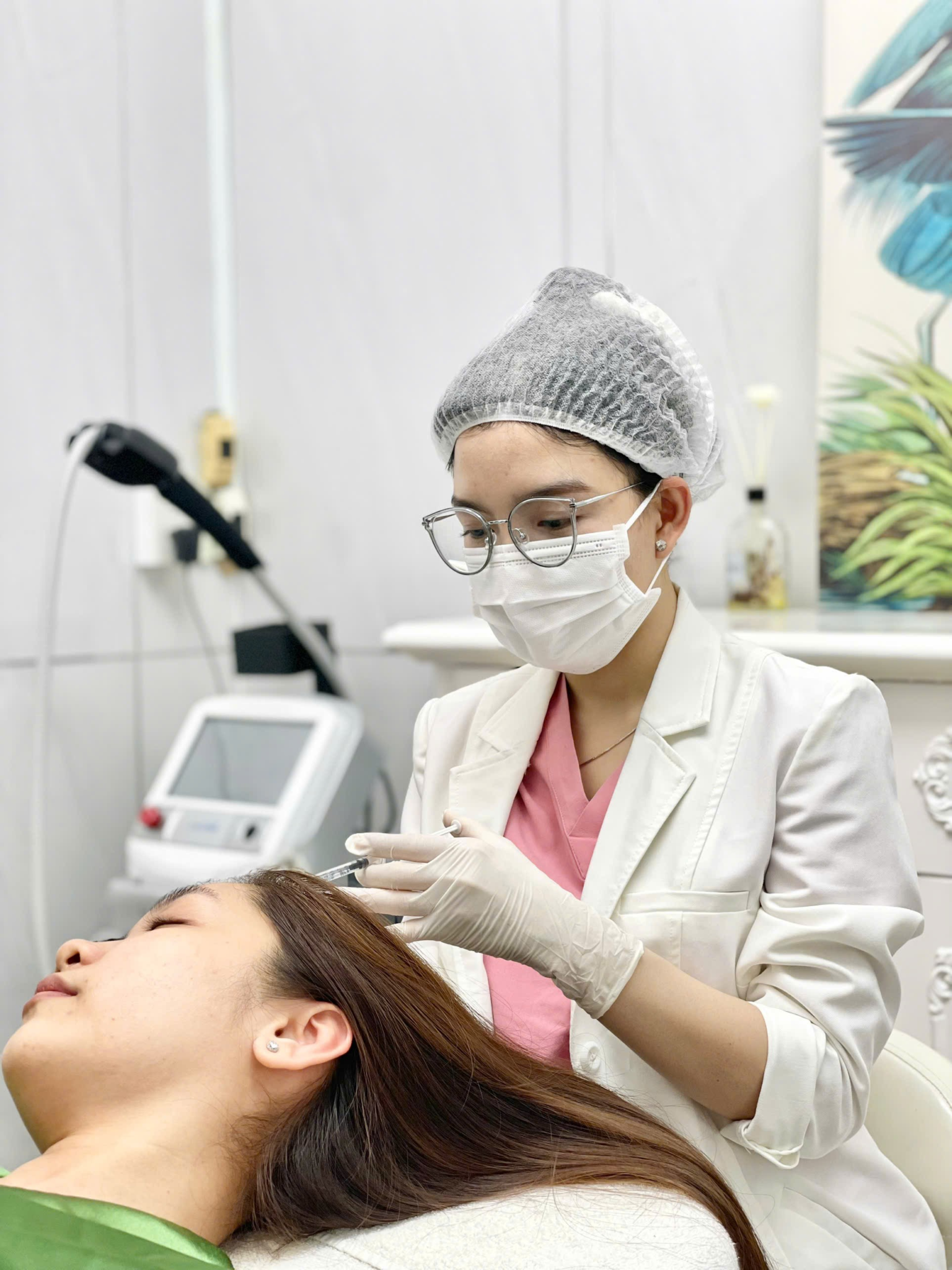 Trong hình, phương pháp mesotherapy tóc được áp dụng qua tiêm meso tóc tại Cần Thơ và tiêm meso tóc Cần Thơ do chuyên gia Lona thực hiện chuyên sâu, qua đó điều trị rụng tóc Cần Thơ và kích thích mọc tóc Cần Thơ đạt hiệu quả cao.