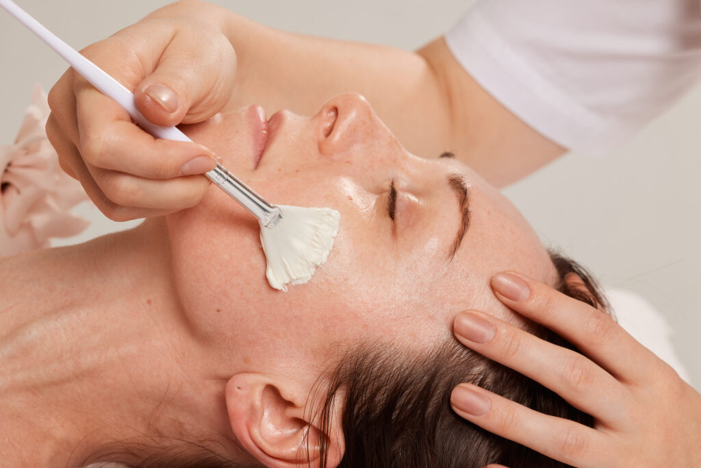 Trong hình ảnh này, quá trình peel da sinh học tại Cần Thơ được minh họa qua công nghệ tiên tiến, giúp tái tạo cấu trúc da; Peel da sinh học tại Cần Thơ của chúng tôi kết hợp phương pháp hiện đại để đạt được hiệu quả cao, mang lại kết quả xuất sắc từ Peel da Cần Thơ, Thay da sinh học Cần Thơ thân thiện với da và cung cấp Dịch vụ peel da Cần Thơ chuyên nghiệp tại Spa peel da Cần Thơ.