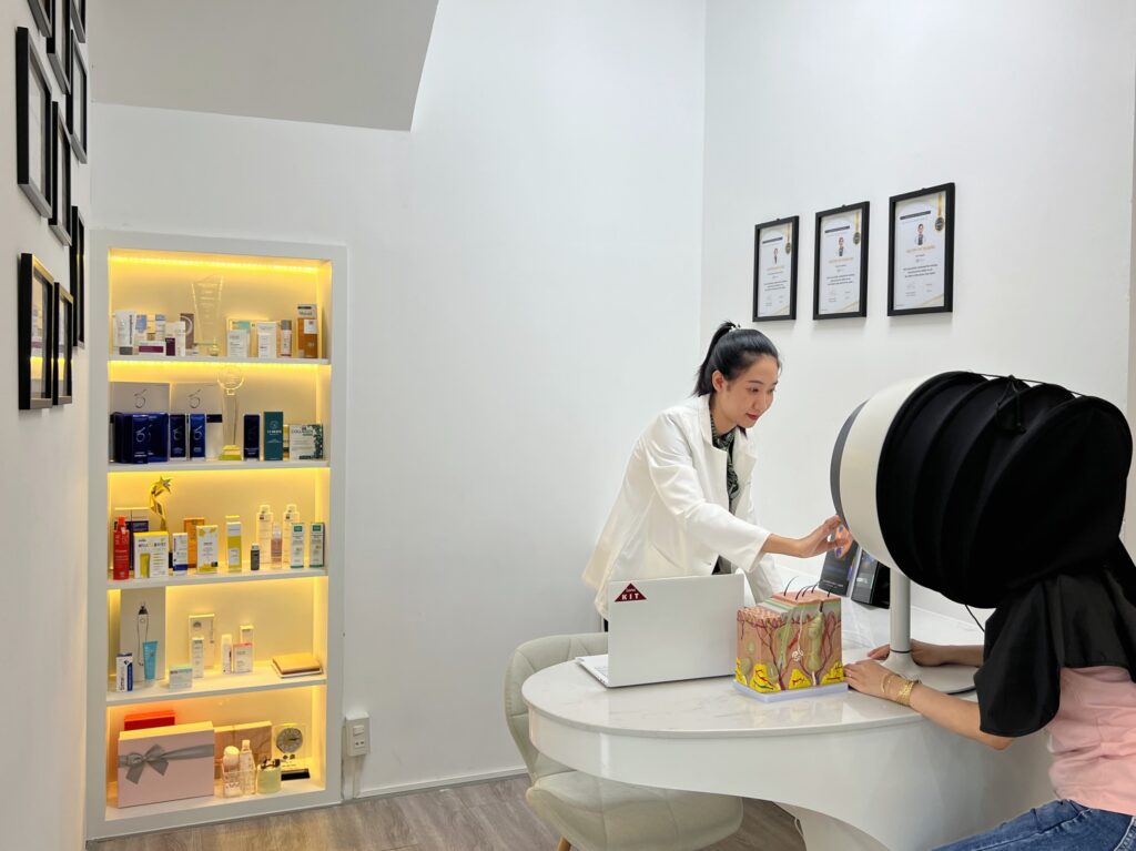 Không gian chuyên nghiệp tại Lona Skin Lab, phòng khám da liễu Cần Thơ, thể hiện cam kết của trị sẹo uy tín tại Cần Thơ qua quy trình điều trị sẹo rỗ Cần Thơ tiên tiến.